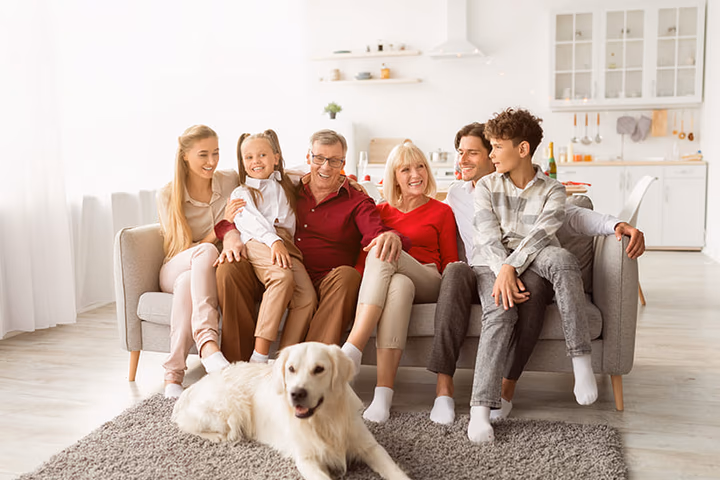 https://shotkit.com/wp-content/uploads/2026/03/How-to-Include-Pets-in-Family-Photos-2.jpg